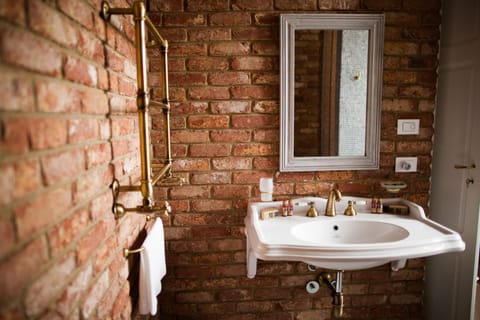 Deluxe Suite | Bathroom | Shower, free toiletries, hair dryer, slippers