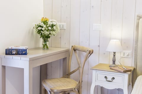 Standard Double Room | Minibar, in-room safe, individually decorated, individually furnished