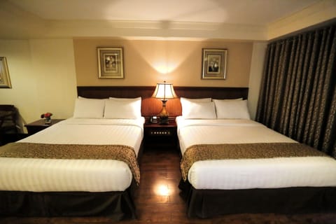 Family Suite, Non Smoking | In-room safe, desk, rollaway beds, free WiFi