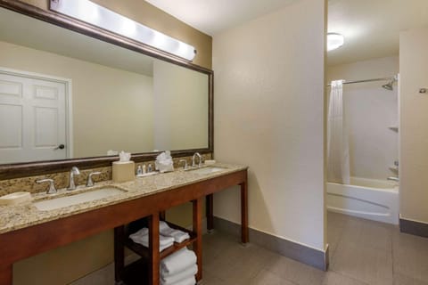 Executive Suite, 1 King Bed with Sofa bed, Non Smoking | Bathroom | Combined shower/tub, free toiletries, hair dryer, towels