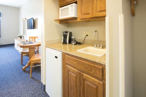 Deluxe Room, 1 Bedroom | Private kitchenette | Fridge, microwave, coffee/tea maker