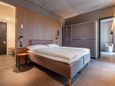 Hypo-allergenic bedding, free cribs/infant beds, bed sheets