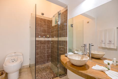 Junior Suite, 1 King Bed, Accessible, Kitchenette | Bathroom | Shower, free toiletries, hair dryer, towels