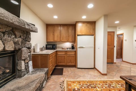 House, 5 Bedrooms | Private kitchen | Fridge, oven, coffee/tea maker, toaster