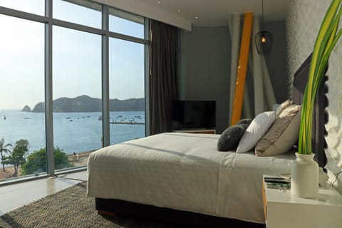 Suite ocean view | Minibar, in-room safe, desk, free WiFi