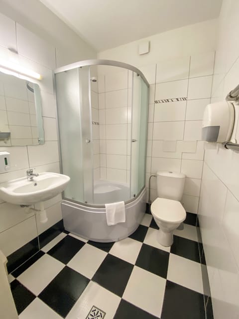 Double Room | Bathroom | Shower, rainfall showerhead, hair dryer, towels