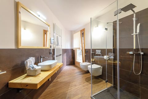 Comfort Double Room, Balcony, Courtyard View | Bathroom | Free toiletries, hair dryer, slippers, towels