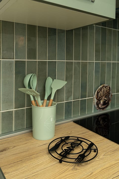 Full-size fridge, microwave, oven, stovetop