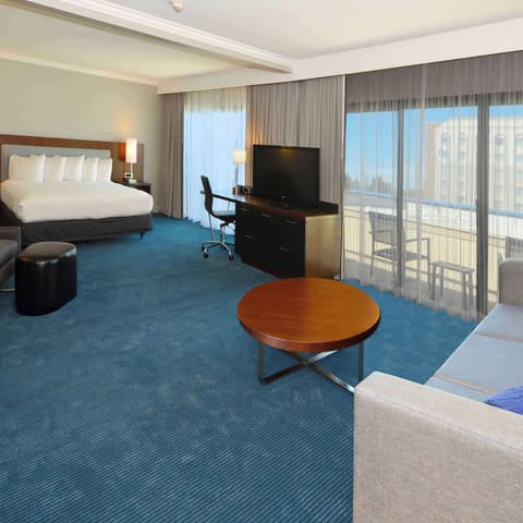 Junior Suite, 1 King Bed, Accessible | Premium bedding, pillowtop beds, in-room safe, desk