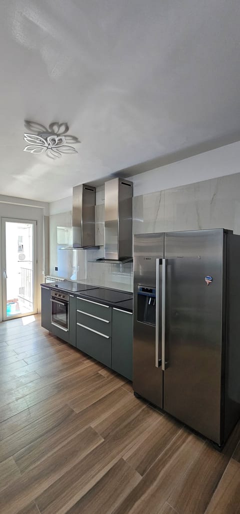 Full-size fridge, microwave, oven, stovetop