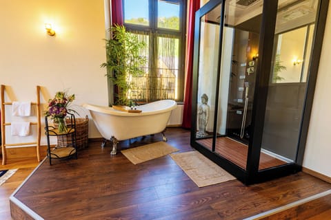 Deluxe Double Room, Garden View | Bathroom | Hair dryer, soap, shampoo, toilet paper