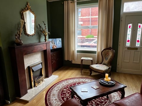 House | Living room | 1-inch TV with digital channels