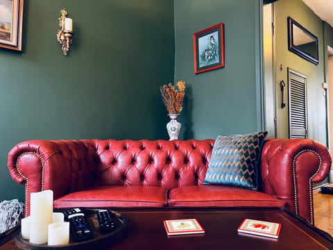 House | Living room | 1-inch TV with digital channels