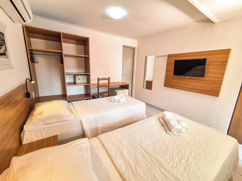 Apartamento Econômico | Minibar, in-room safe, blackout drapes, soundproofing