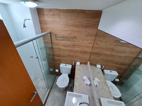 Standard TPL | Bathroom | Shower, free toiletries, towels