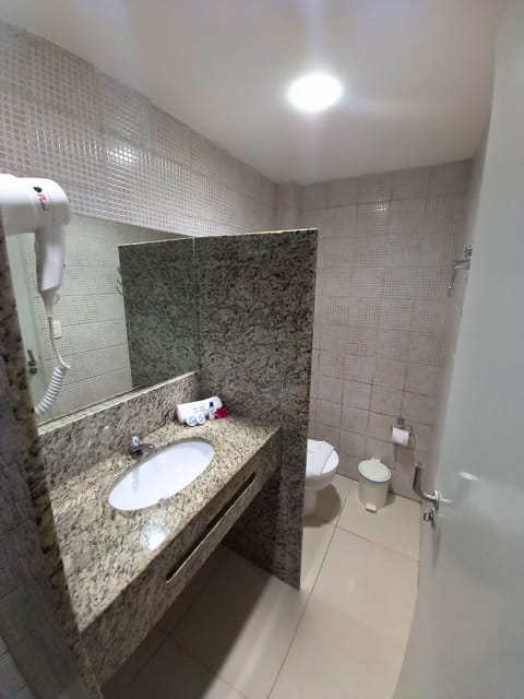 Apartamento Econômico | Bathroom | Shower, free toiletries, towels