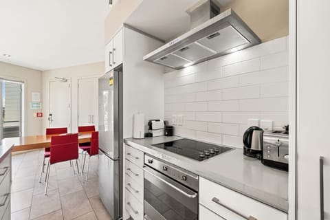 Apartment, 2 Bedrooms, Partial Sea View | Private kitchen