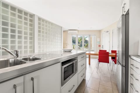 Apartment, 2 Bedrooms, Partial Sea View | Private kitchen