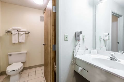 Standard Room, 1 King Bed, Non Smoking | Bathroom | Combined shower/tub, free toiletries, hair dryer, towels