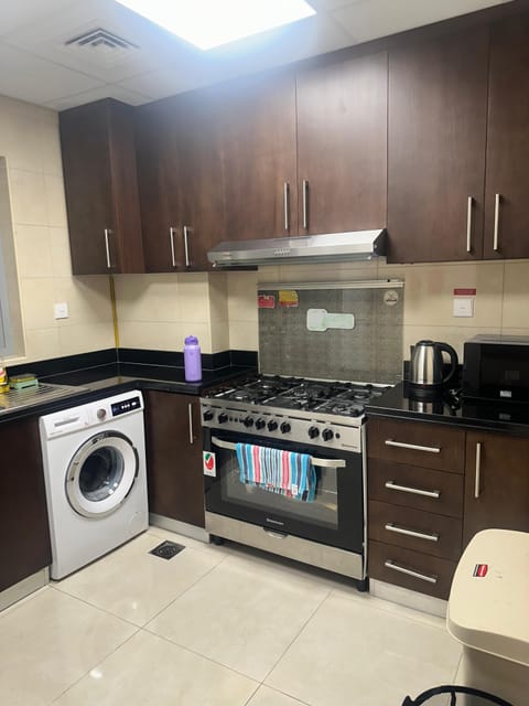 Full-size fridge, microwave, oven, stovetop