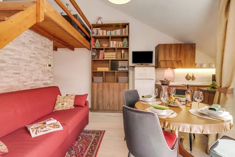 Family Apartment, 1 Bedroom (Appartamento Alpine Inspiration) | Living room | 21-inch flat-screen TV with cable channels