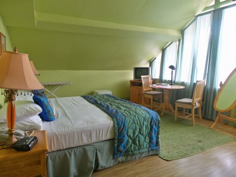 Signature Loft, 1 King Bed, Refrigerator | In-room safe, iron/ironing board, free WiFi, bed sheets