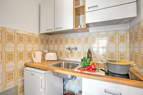 Standard Apartment, 1 Bedroom (Casa Silvia 50m From The Lake) | Private kitchen | Fridge, microwave, stovetop, coffee/tea maker