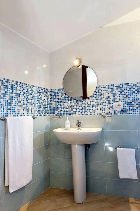 Comfort Double Room, Partial Sea View | Bathroom sink