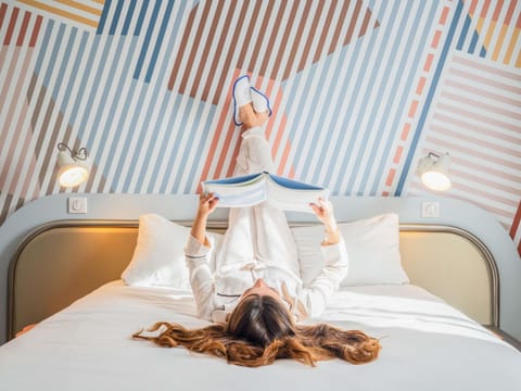 Premium bedding, desk, blackout drapes, soundproofing