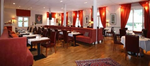 Lunch and dinner served, French cuisine