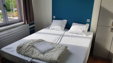 Twin Room, Shared Bathroom | In-room safe, soundproofing, free WiFi, bed sheets