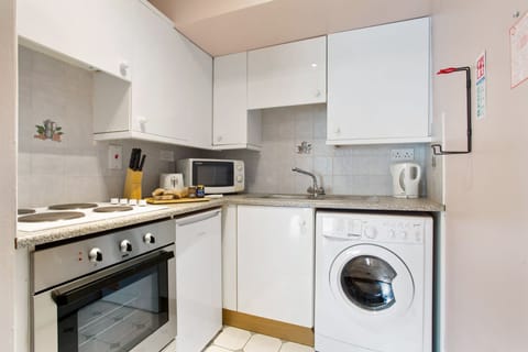 Apartment, 1 Bedroom (3 Adults) | Private kitchenette | Coffee/tea maker, electric kettle