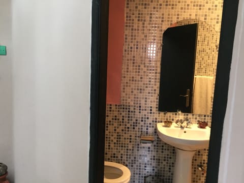 Twin Room (Chamal) | Bathroom | Shower, free toiletries, hair dryer