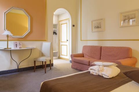 Junior Suite | Premium bedding, minibar, in-room safe, desk