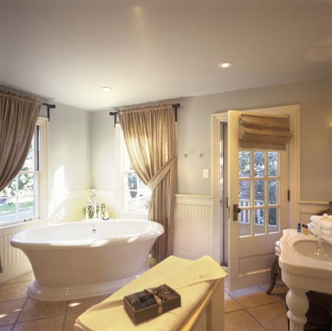 Luxury Suite, 1 Queen Bed | Bathroom amenities | Shower, free toiletries, bathrobes, towels