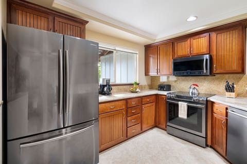 Condo, Multiple Beds, Lanai, Garden View (Palm Villas at Mauna Lani I23) | Private kitchen | Fridge, microwave, oven, stovetop