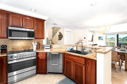 Condo, Multiple Beds, Balcony, Mountain View (Palm Villas at Mauna Lani H23) | Private kitchen | Fridge, microwave, oven, stovetop