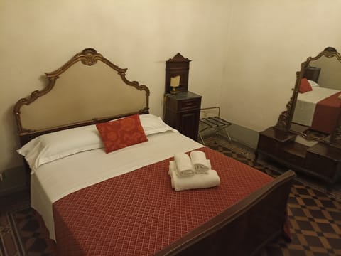 Classic Double Room, City View | Living area