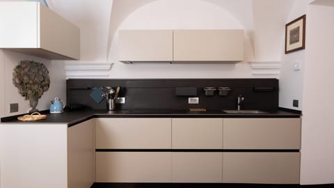 Apartment (2 Bedrooms) | Private kitchenette | Microwave, oven, electric kettle, highchair