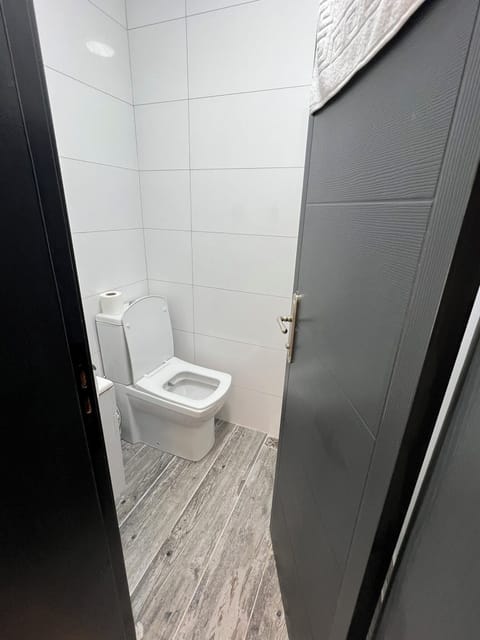 Standard Double Room, Balcony | Bathroom | Towels, soap, shampoo, toilet paper