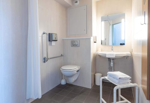 Double Room, Accessible, Non Smoking | Bathroom | Shower, towels