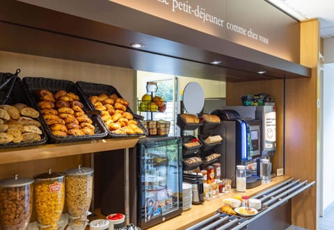 Buffet breakfast for a fee on weekdays