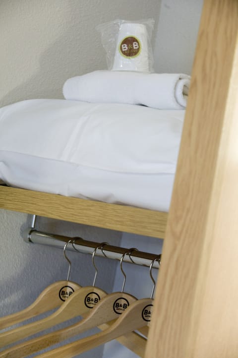 Desk, soundproofing, cribs/infant beds, free WiFi