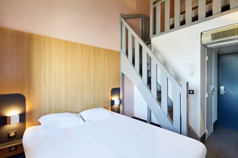 Quadruple Room | Premium bedding, desk, soundproofing, free WiFi