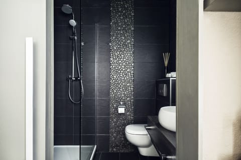 Rainfall showerhead, free toiletries, hair dryer, towels