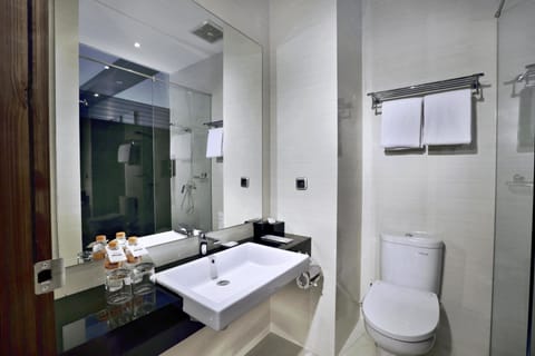 Standard Room | Bathroom | Shower, free toiletries, hair dryer, slippers