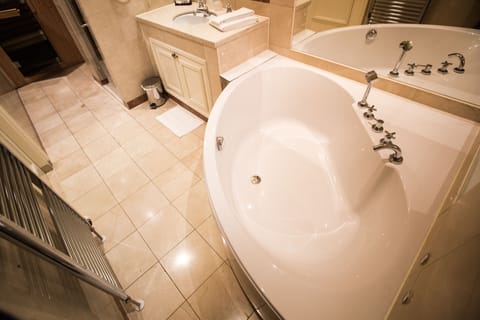 Superior Suite, Sauna | Bathroom | Free toiletries, hair dryer, towels