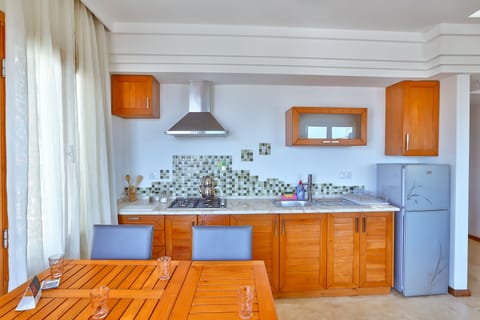 Family Apartment, 2 Bedrooms, Balcony, Sea View | Private kitchen | Fridge, stovetop, cookware/dishes/utensils