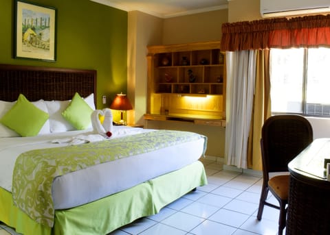 Executive Room, 1 King Bed | Premium bedding, down comforters, Select Comfort beds, minibar