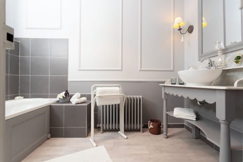 Suite (Médicis) | Bathroom | Bathtub, towels
